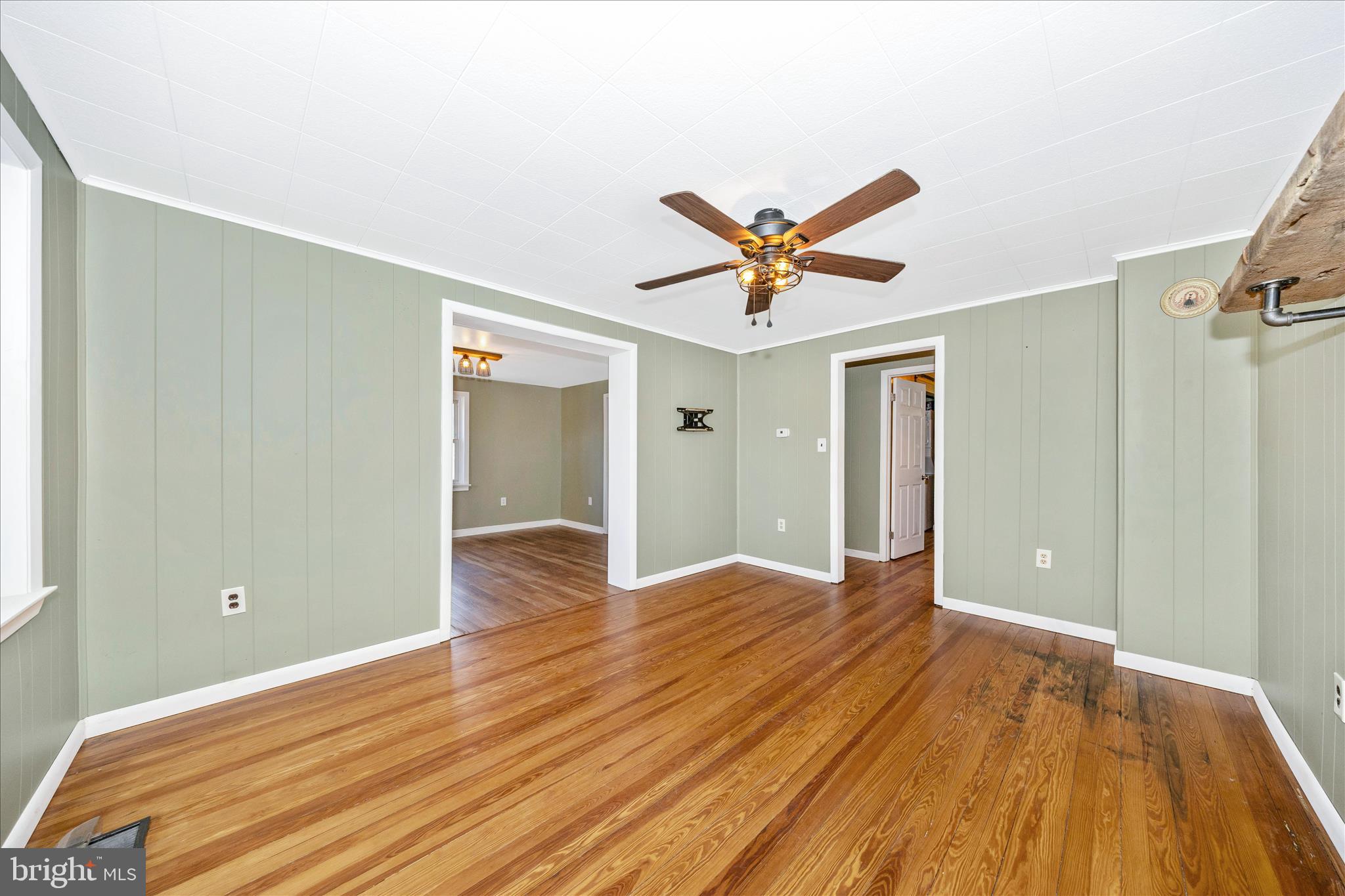 9435 Hollow Road Middletown, MD 21769 - Photo 4 of 40 Living Room
