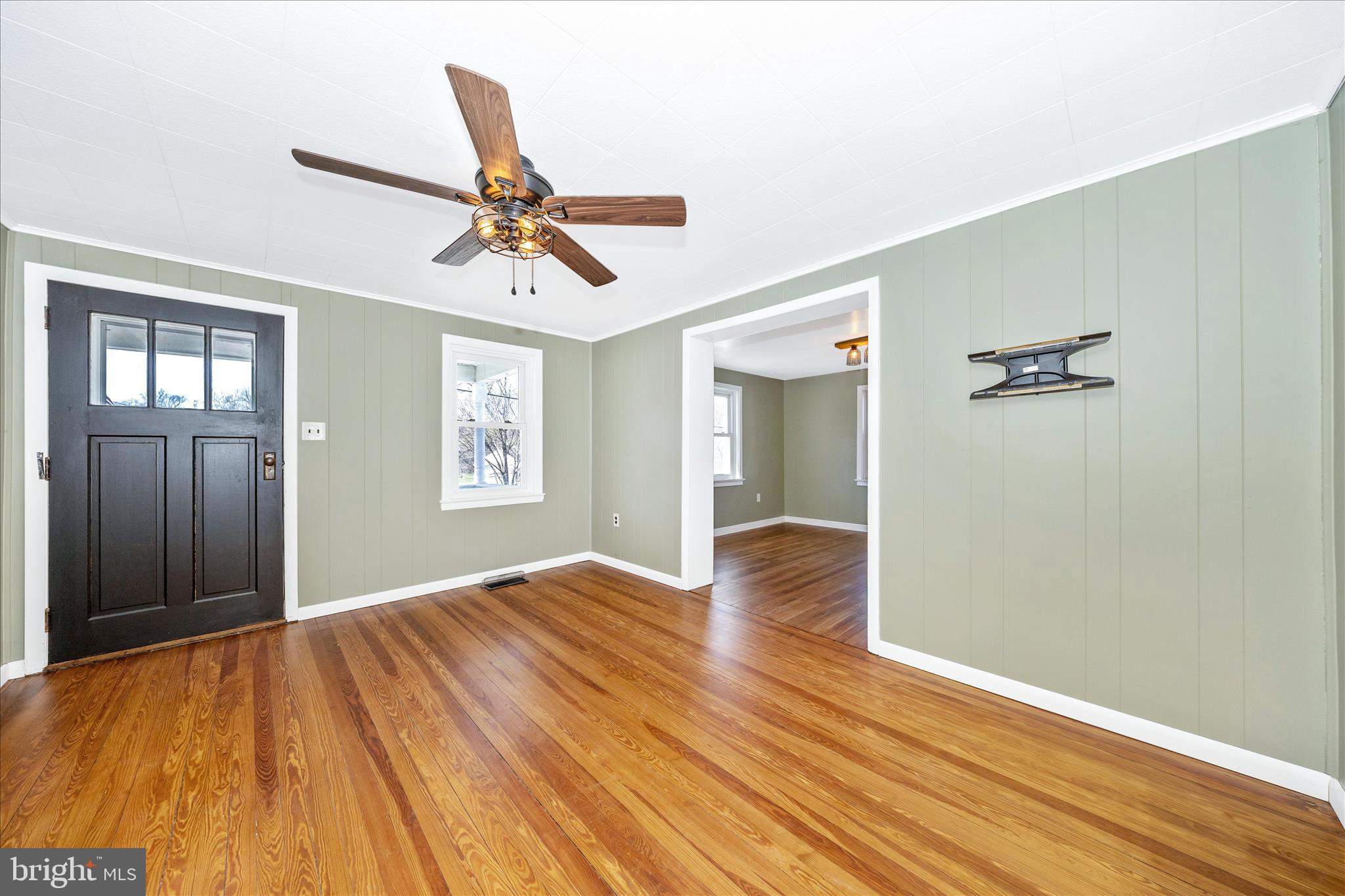 9435 Hollow Road Middletown, MD 21769 - Photo 5 of 40 Living Room