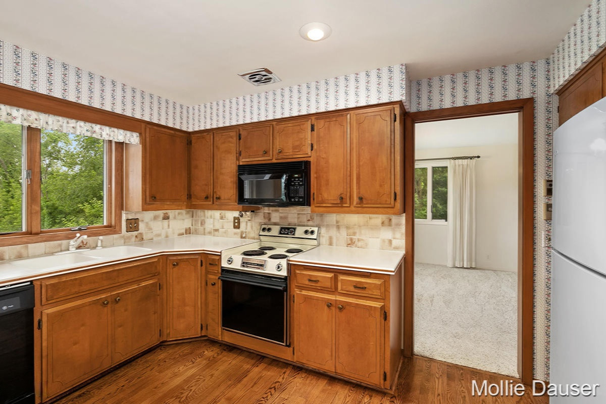 5900 Cascade Road Southeast Grand Rapids, MI 49546 - Photo 11 of 49 IMG_1010