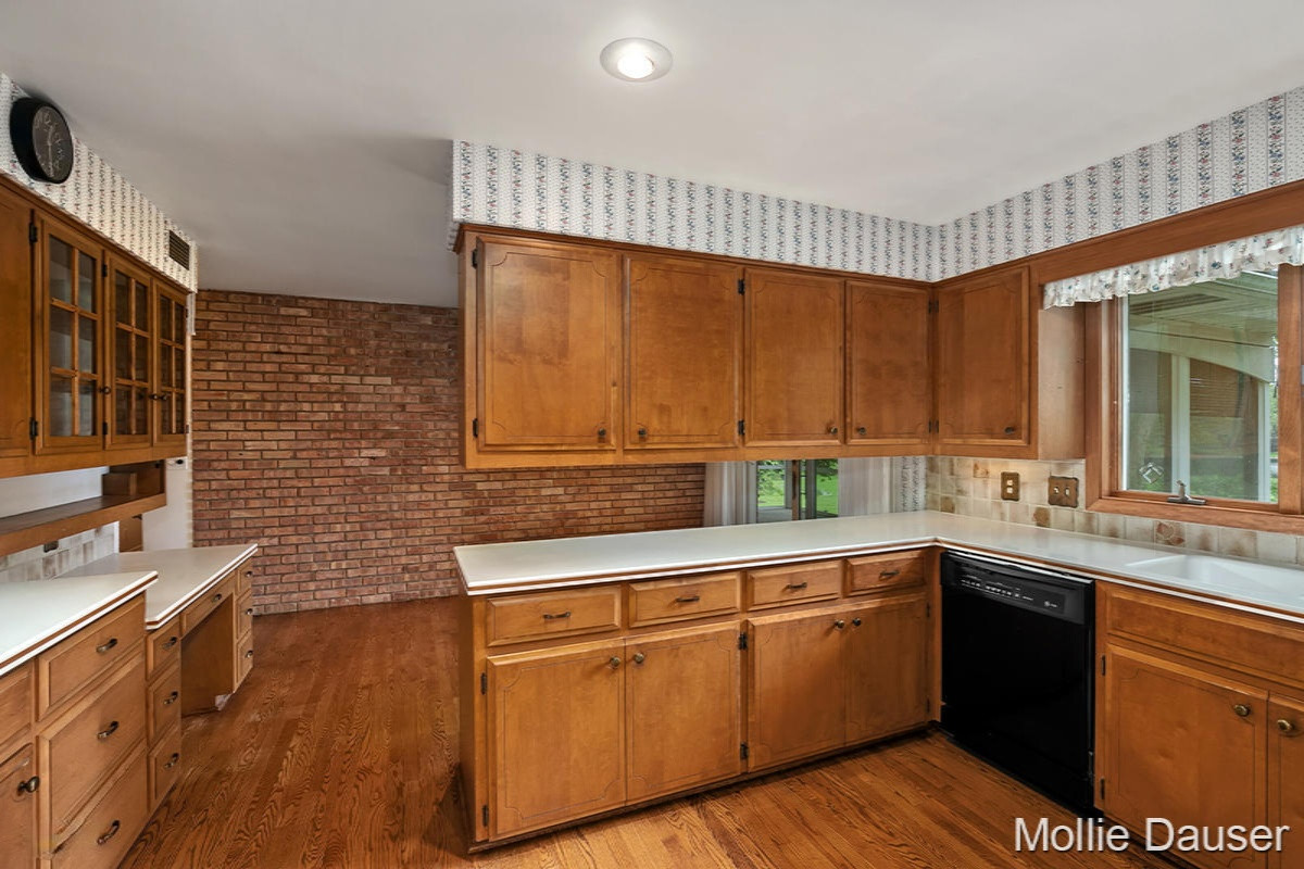 5900 Cascade Road Southeast Grand Rapids, MI 49546 - Photo 12 of 49 IMG_1011