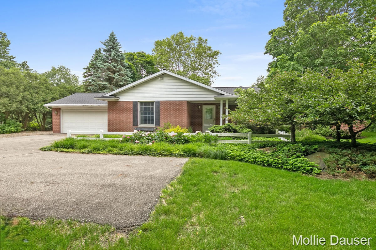 5900 Cascade Road Southeast Grand Rapids, MI 49546 - Photo 2 of 49 IMG_1000