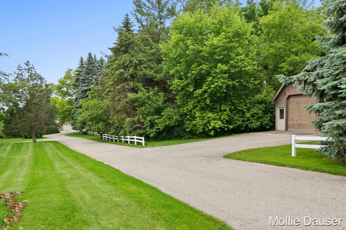 5900 Cascade Road Southeast Grand Rapids, MI 49546 - Photo 3 of 49 IMG_1002