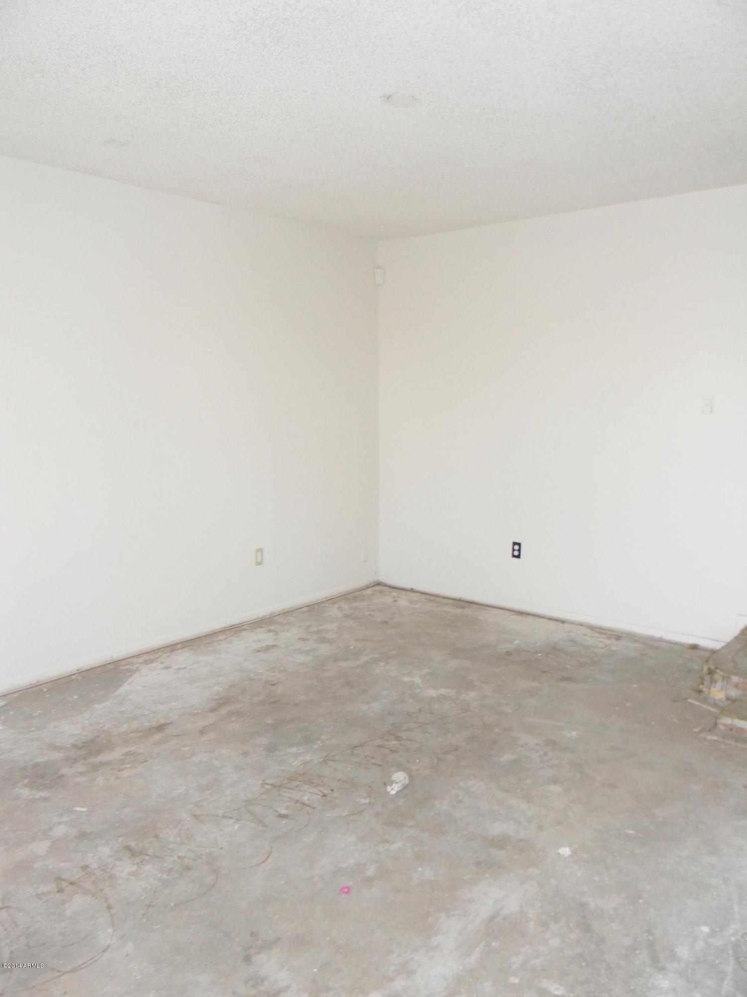 6408 West Thomas Road Phoenix, AZ 85033 - Photo 3 of 20 LIVING ROOM