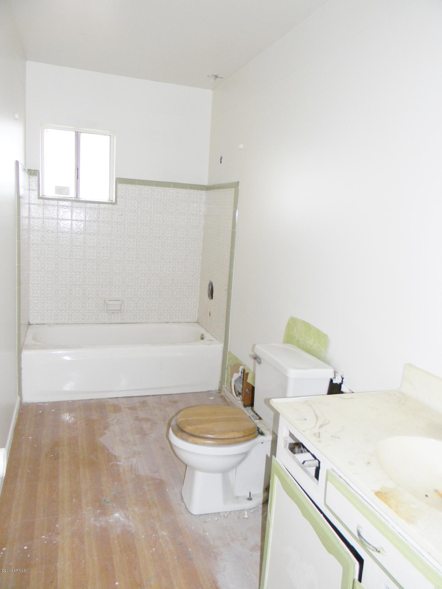 6408 West Thomas Road Phoenix, AZ 85033 - Photo 6 of 20 HALL BATHROOM