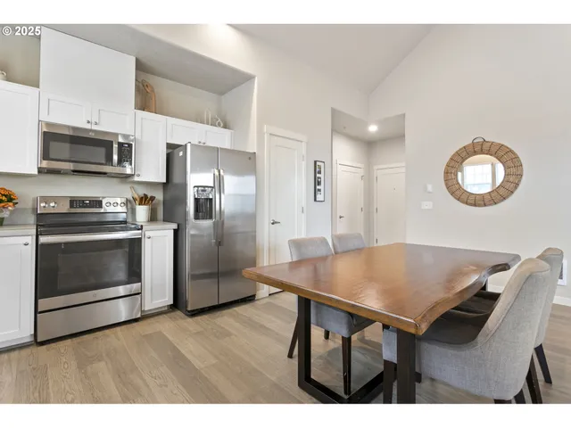 $319,000 | 17168 Southwest Snowdale Street, Unit 403, Beaverton, OR 97007