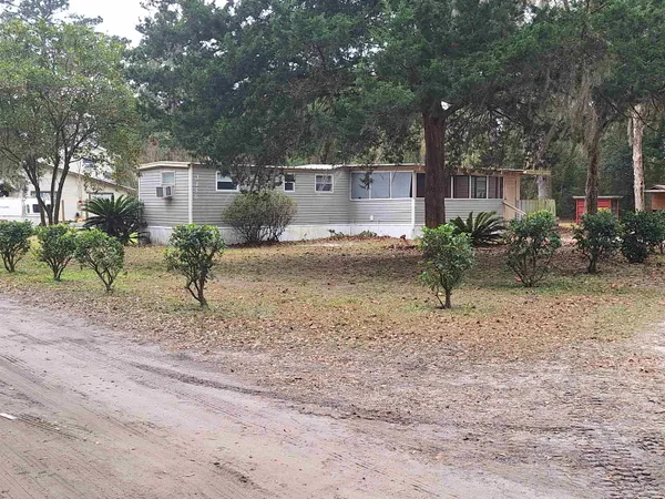 a view of a backyard