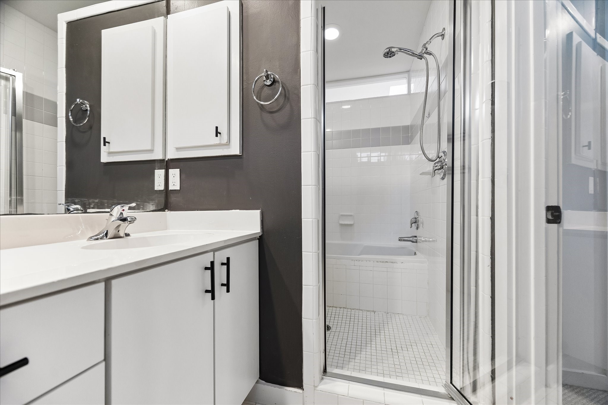 6130 Grand Boulevard Houston, TX 77021 - Photo 31 of 42 Primary Bath