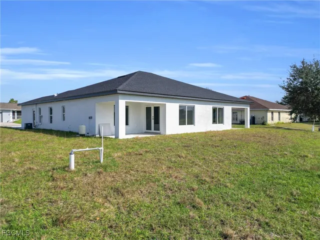 a view of a house with a backyard
