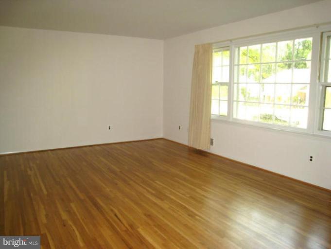 6149 Roxbury Avenue Springfield, VA 22152 - Photo 3 of 30 Living Room