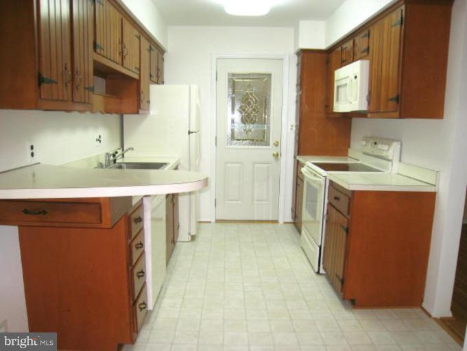 6149 Roxbury Avenue Springfield, VA 22152 - Photo 7 of 30 Kitchen