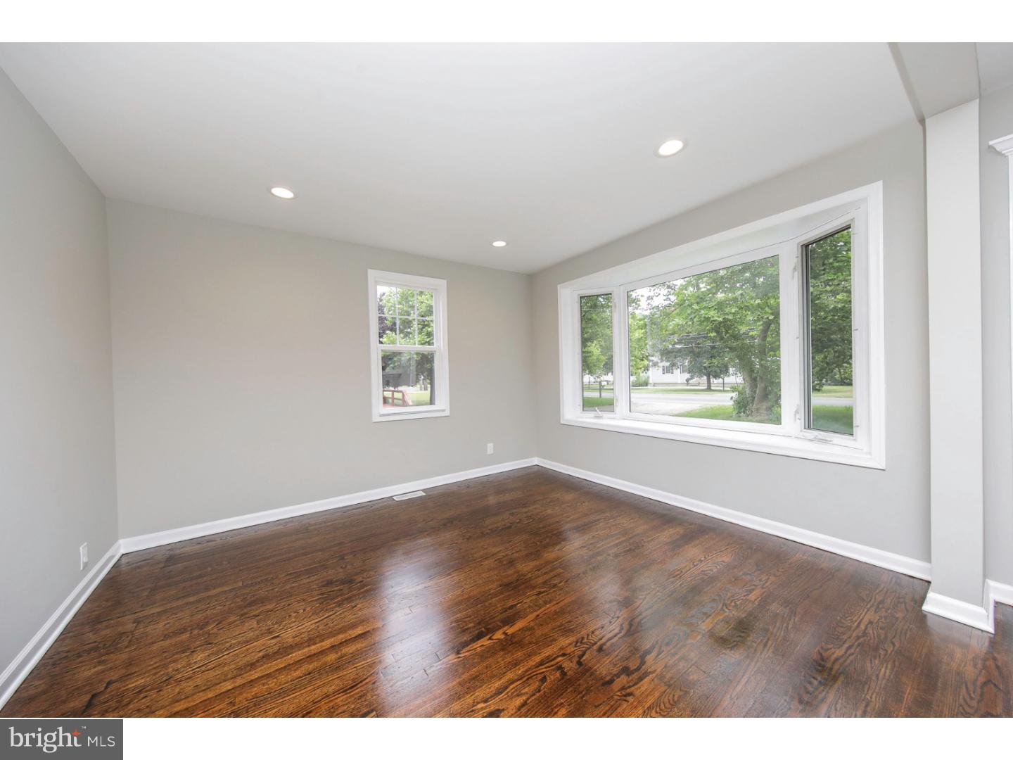 121 Swedesboro Road Gibbstown, NJ 08027 - Photo 6 of 17 Living Room