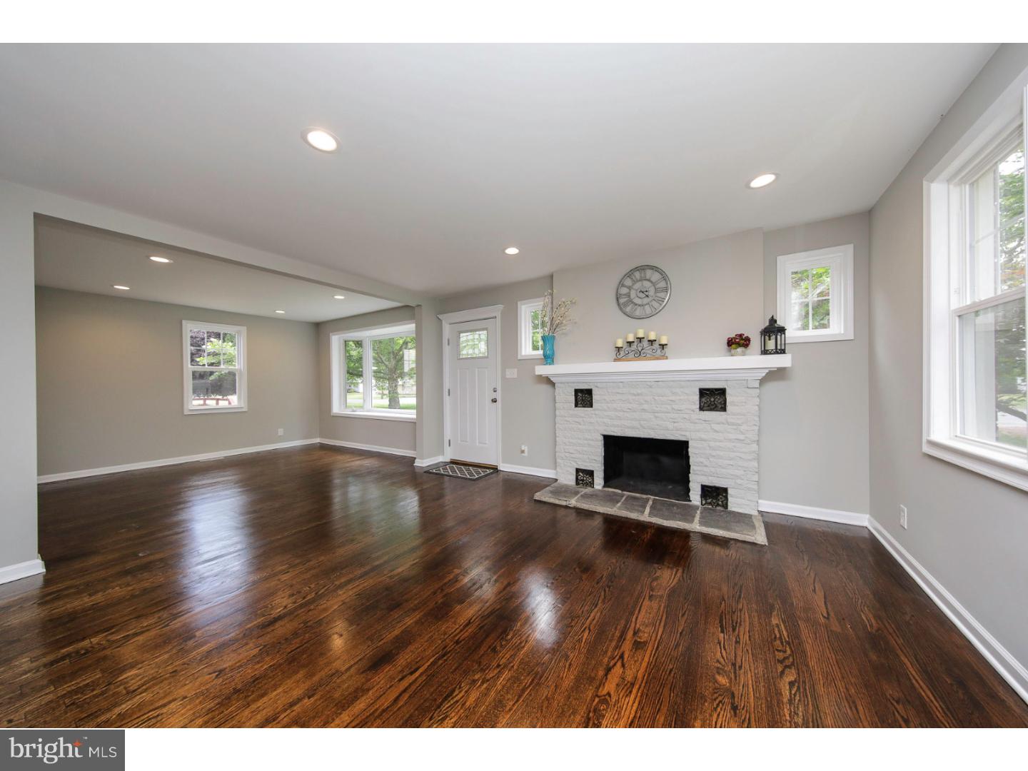 121 Swedesboro Road Gibbstown, NJ 08027 - Photo 7 of 17 Living Room