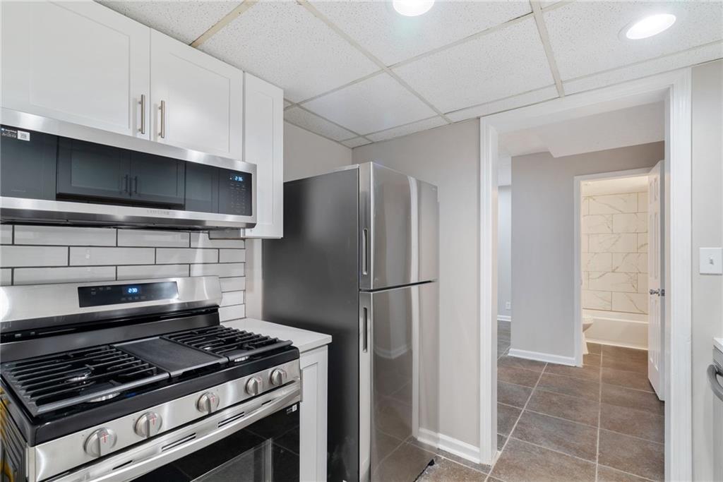 1449 Southland Vista Court Northeast, Unit B Atlanta, GA 30329 - Photo 3 of 26 a kitchen with a stove and a refrigerator