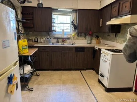 a view of a livingroom with wooden floor and windows