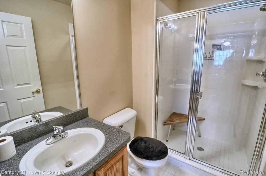 3807 Kaeleaf Road Lake Orion, MI 48360 - Photo 24 of 44 2nd_Bedroom_Bathroom.jpg