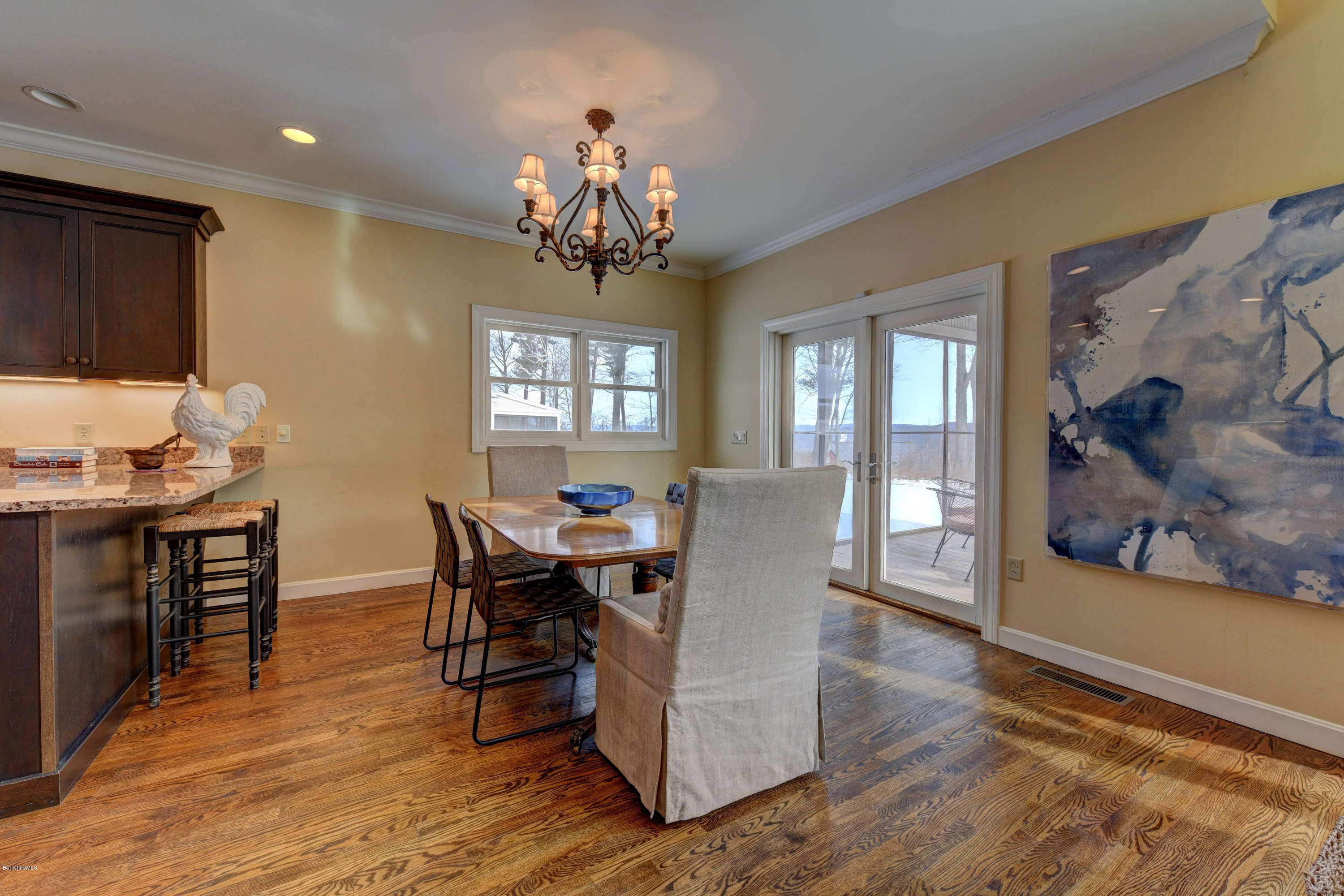 8-Dining Area