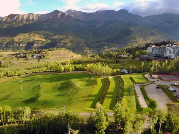 a view of an aerial view of residential houses with outdoor space and river