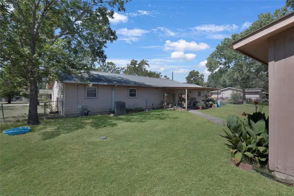 a view of a house with backyard and garden