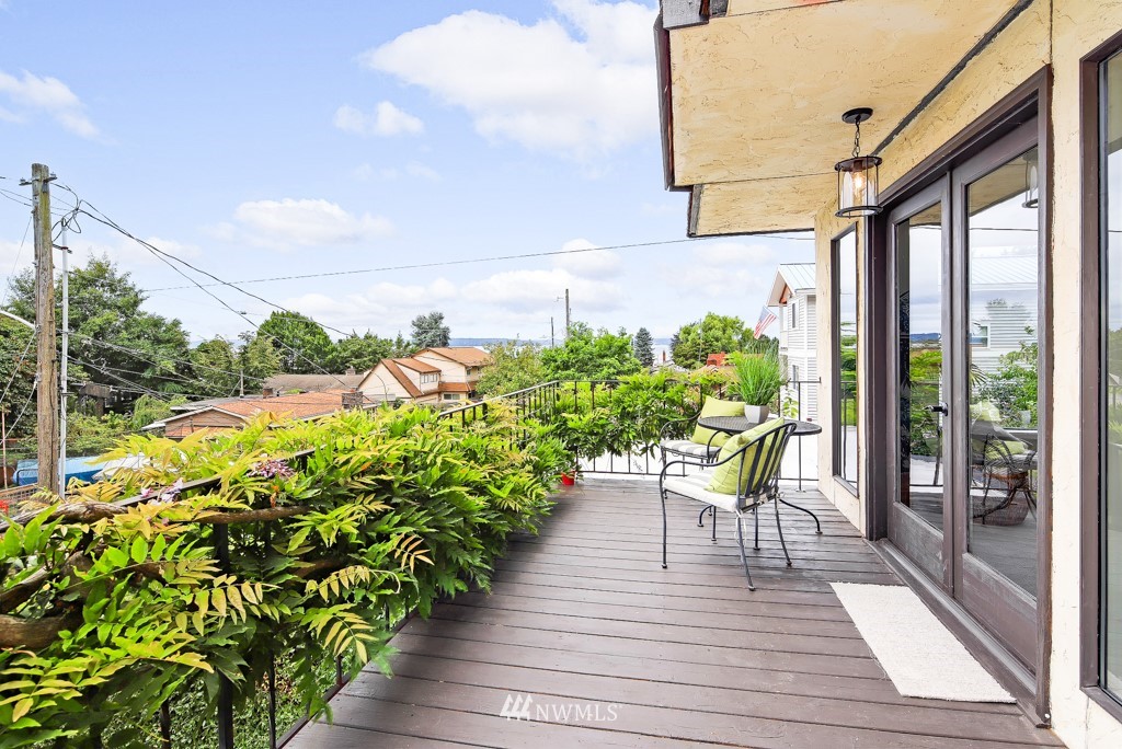 5422 Southwest Angeline Street Seattle, WA 98116 - Photo 2 of 36 Gallery Image 2