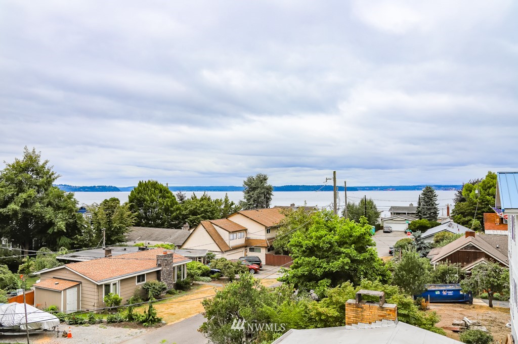 5422 Southwest Angeline Street Seattle, WA 98116 - Photo 3 of 36 Gallery Image 3