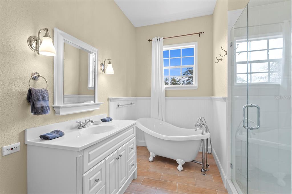 309 Park Ridge Avenue Temple Terrace, FL 33617 - Photo 32 of 60 a bathroom with a sink toilet and shower