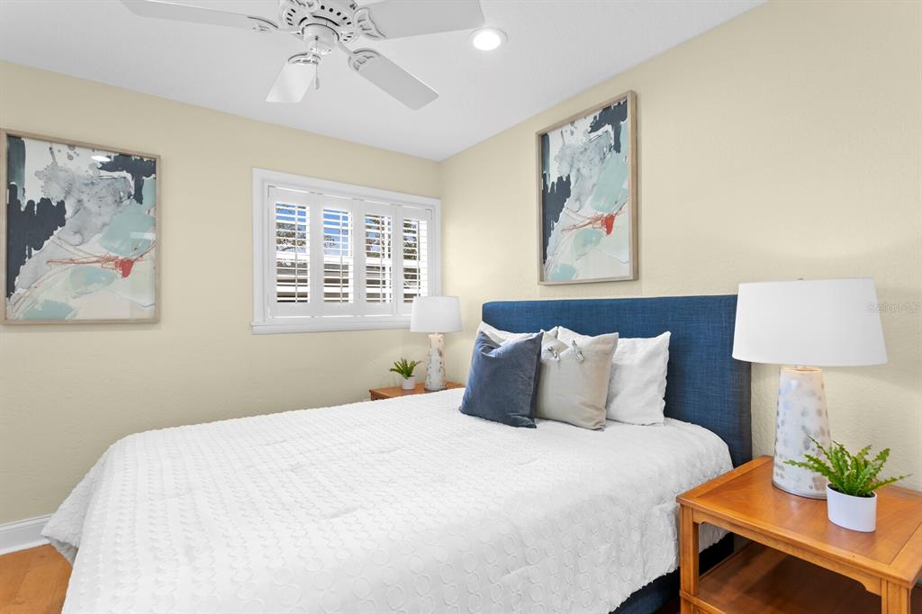 309 Park Ridge Avenue Temple Terrace, FL 33617 - Photo 36 of 60 a bedroom with a bed and a lamp