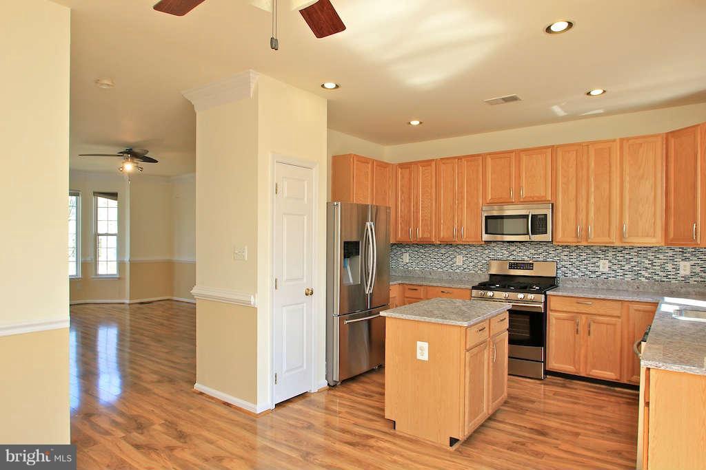 14807 Edman Road Centreville, VA 20121 - Photo 6 of 29 Kitchen