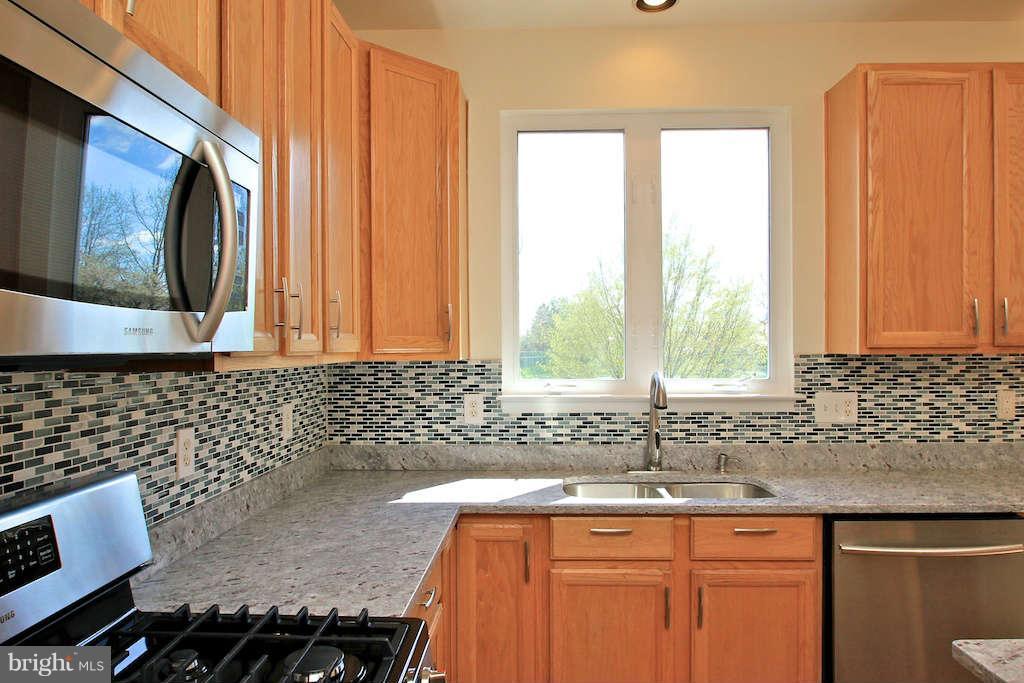 14807 Edman Road Centreville, VA 20121 - Photo 9 of 29 Kitchen