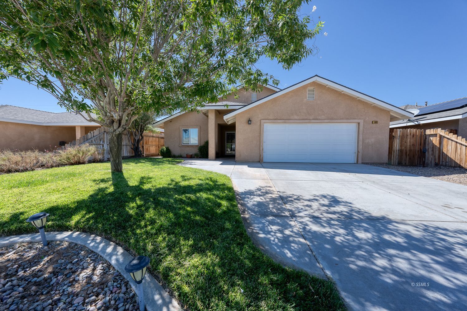 1009 Sims Street Ridgecrest, CA 93555 - Photo 37 of 40 a front view of house with yard and green space