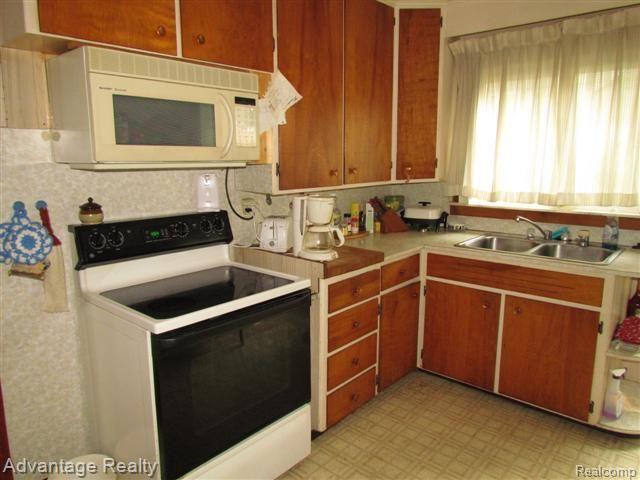 7727 River Road Marine City, MI 48039 - Photo 2 of 12 kitchen