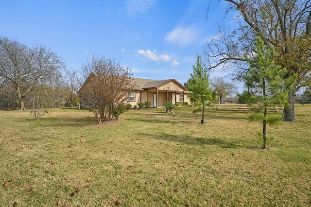 a view of yard with tree
