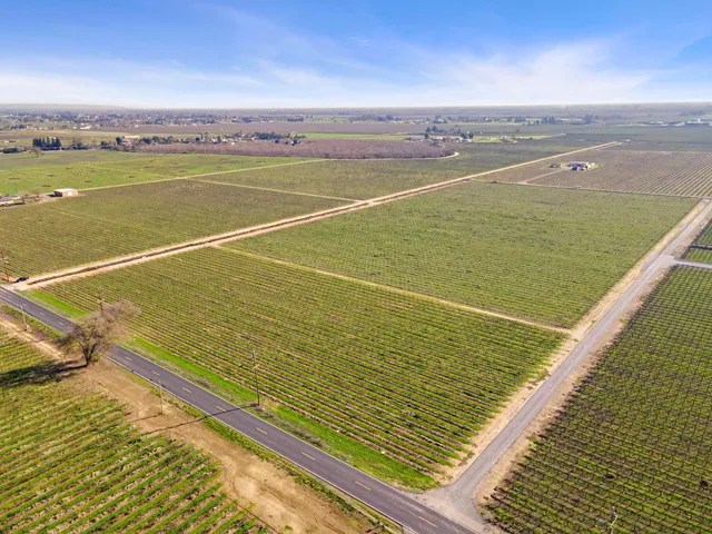 $1,040,000 | 10400 East Harney Lane, Lodi, CA 95240