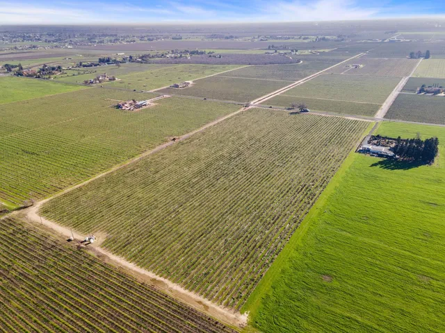 $1,040,000 | 10400 East Harney Lane, Lodi, CA 95240