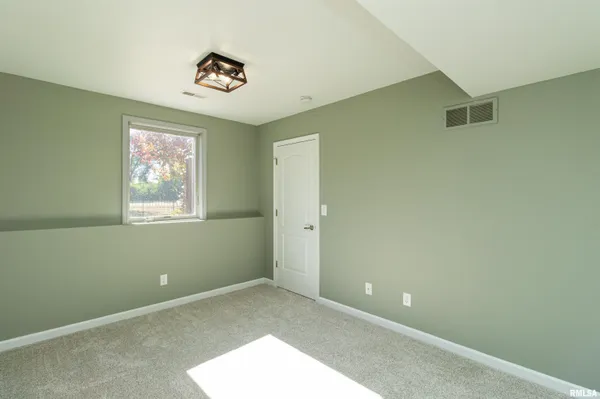 $210,000 | 1416 Vista Grande Drive, Pekin, IL 61554