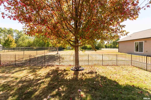 $210,000 | 1416 Vista Grande Drive, Pekin, IL 61554