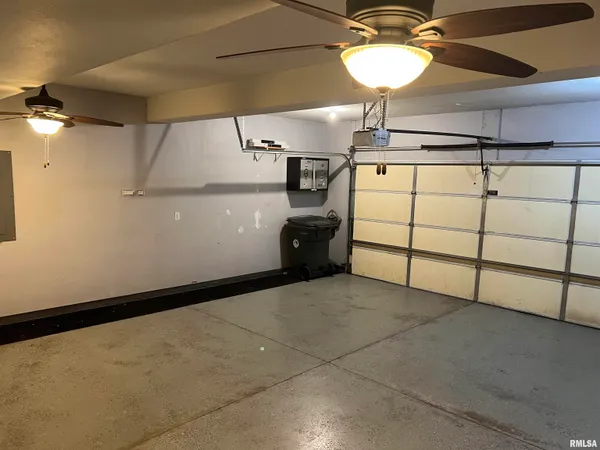 $210,000 | 1416 Vista Grande Drive, Pekin, IL 61554