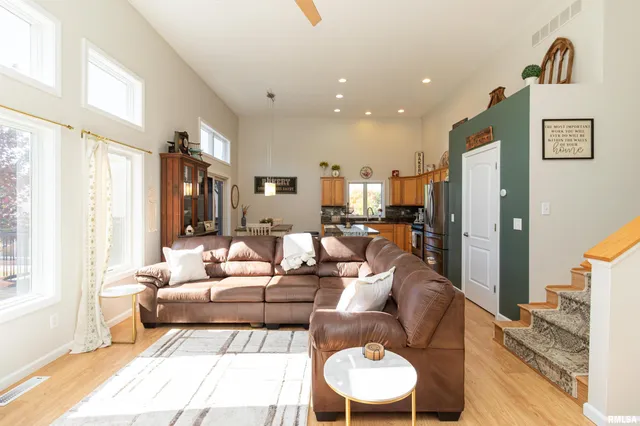 $215,500 | 1416 Vista Grande Drive, Pekin, IL 61554