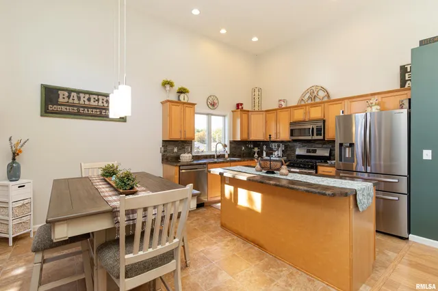 $215,500 | 1416 Vista Grande Drive, Pekin, IL 61554