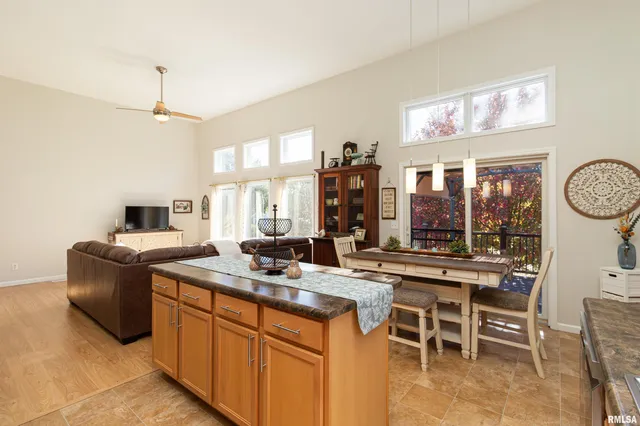 $218,500 | 1416 Vista Grande Drive, Pekin, IL 61554