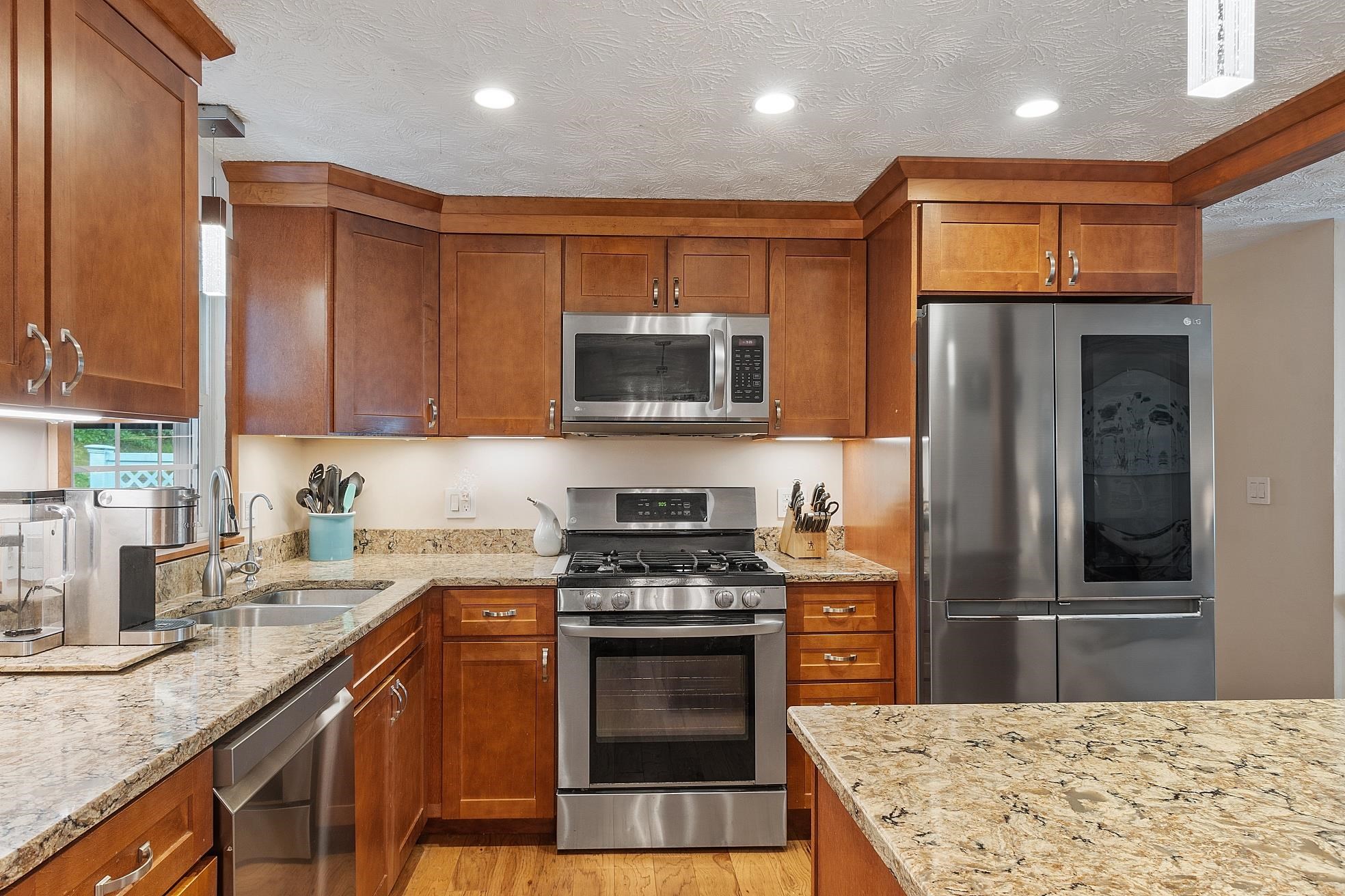 18 Sagamore Road Nashua, NH 03062 - Photo 5 of 46