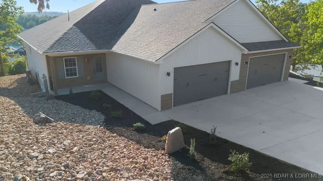 $885,000 | 420 Outer Drive, Lake Ozark, MO 65049
