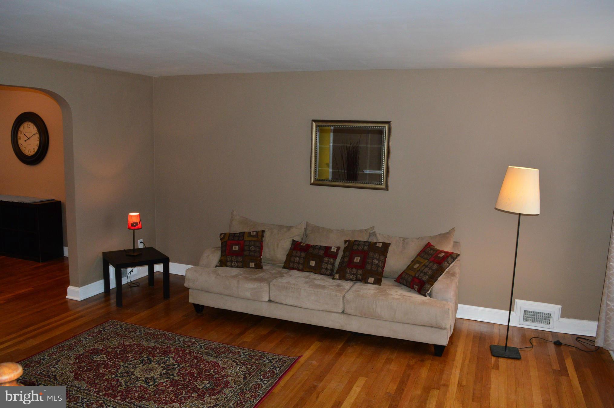 4926 West Hills Road Baltimore, MD 21229 - Photo 11 of 30 Living Room