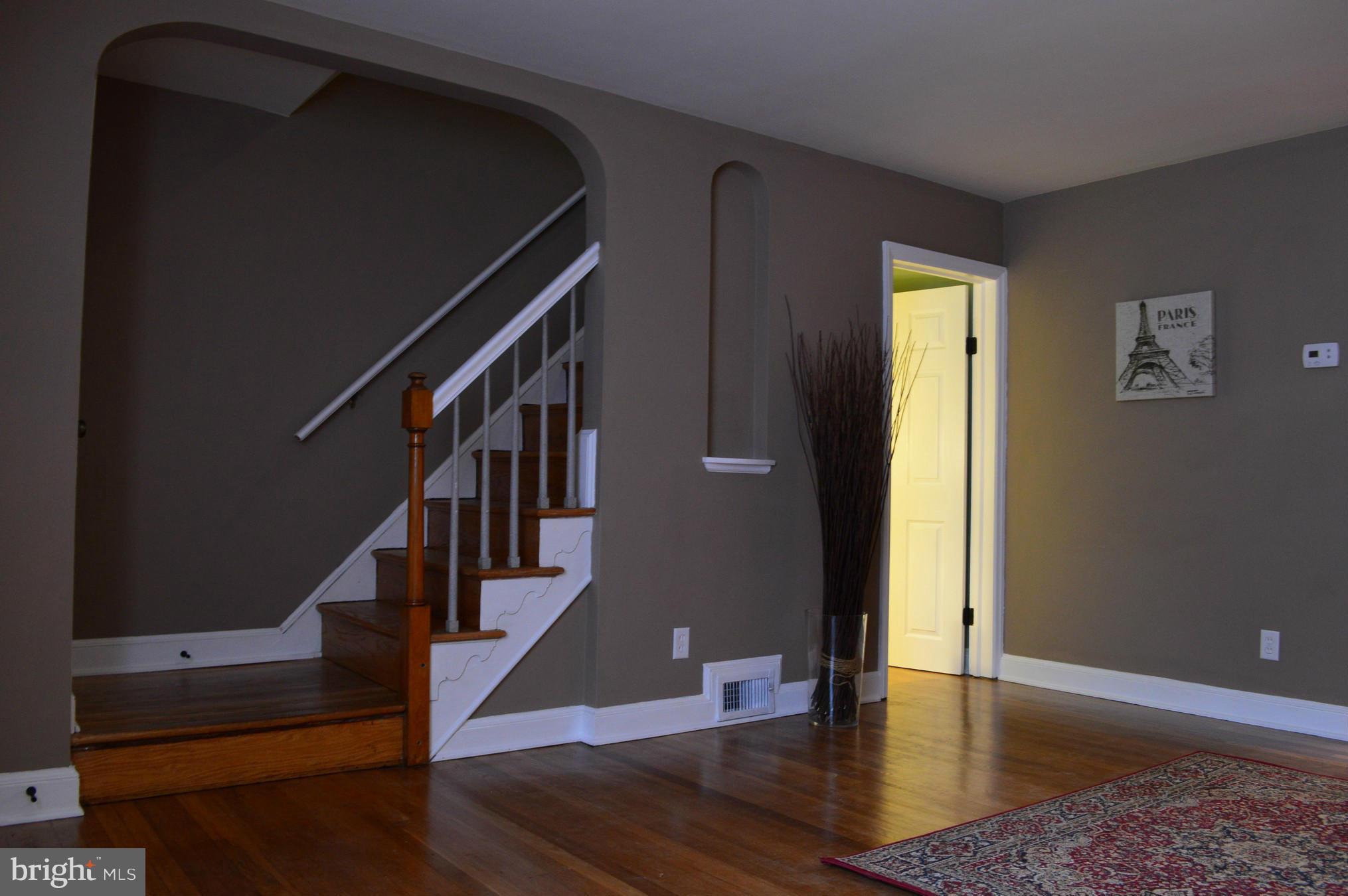 4926 West Hills Road Baltimore, MD 21229 - Photo 13 of 30 Living Room
