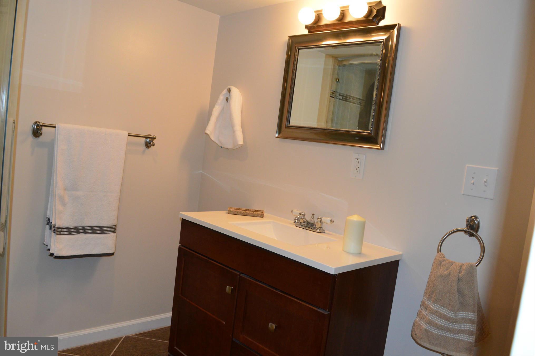 4926 West Hills Road Baltimore, MD 21229 - Photo 17 of 30 Bath