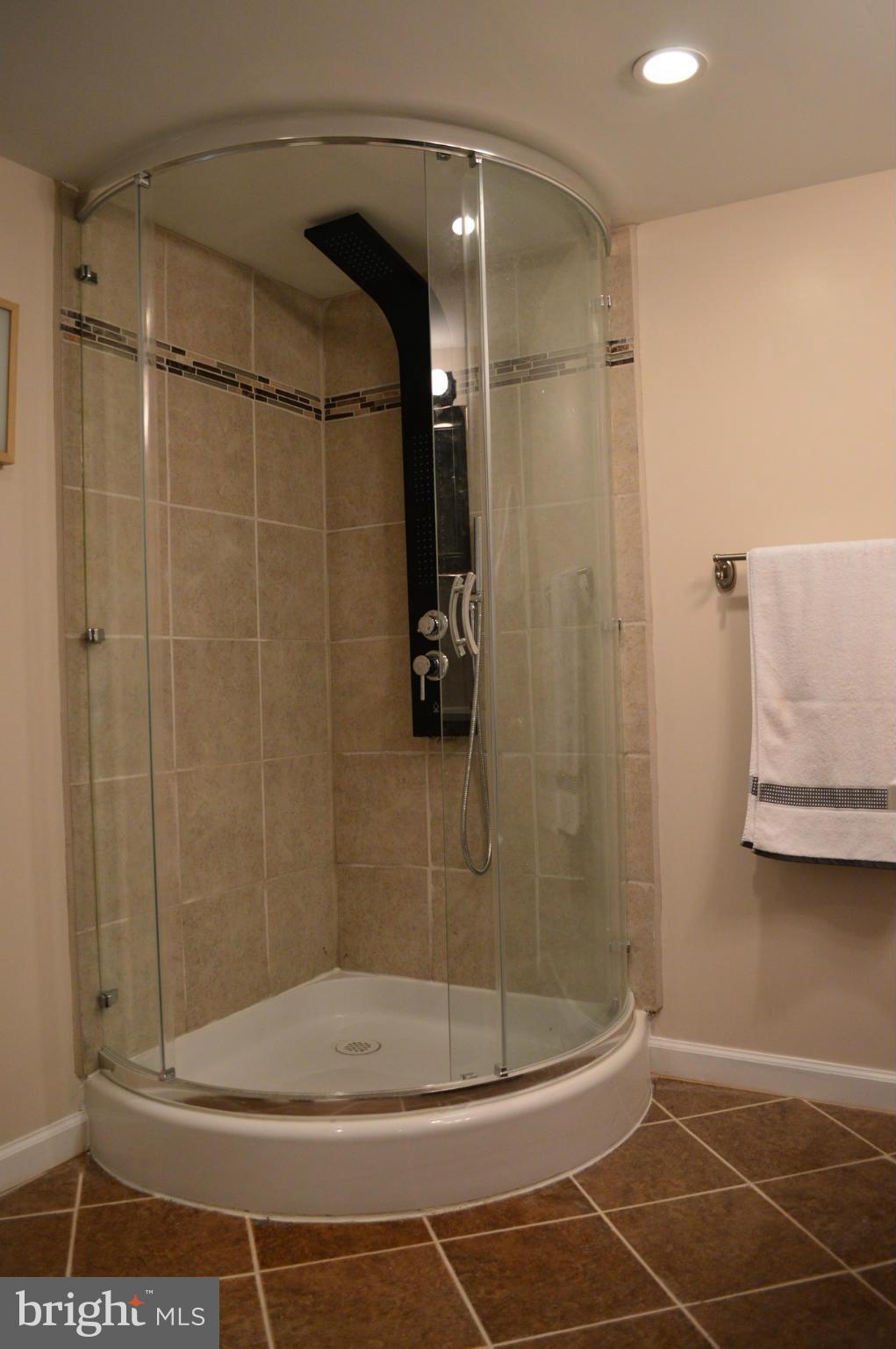 4926 West Hills Road Baltimore, MD 21229 - Photo 18 of 30 Bath