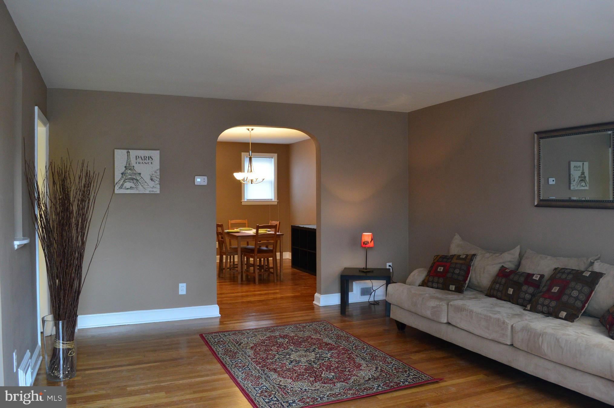 4926 West Hills Road Baltimore, MD 21229 - Photo 10 of 30 Living Room