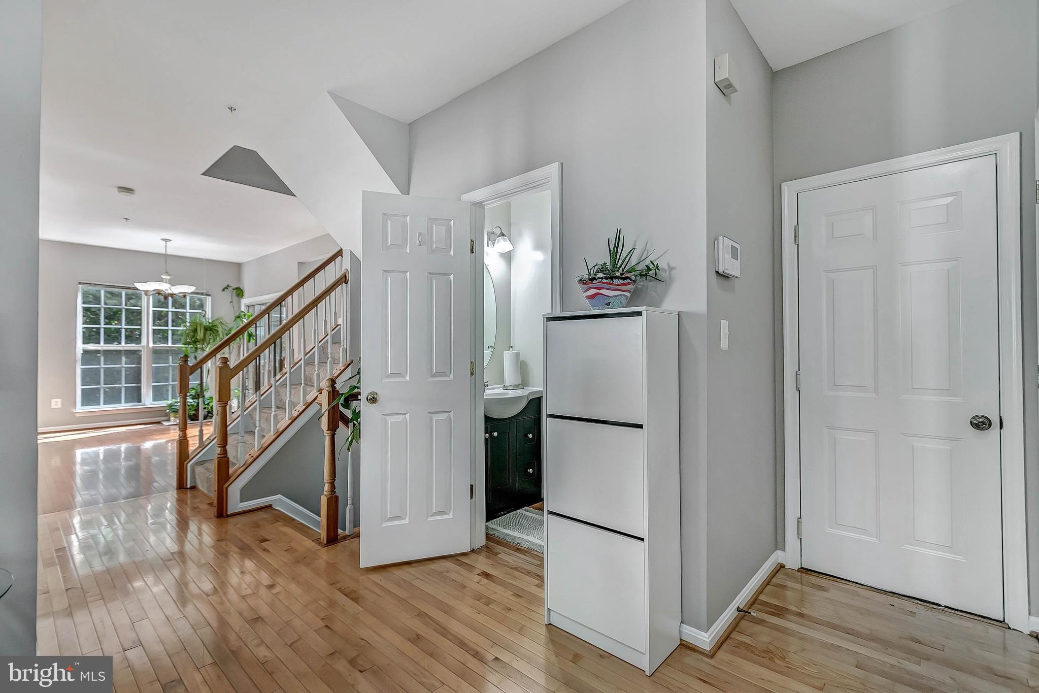 9124 Fox Park Road Clinton, MD 20735 - Photo 3 of 72 Entrance/foyer