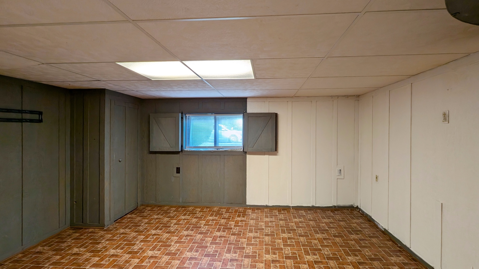 1710 North Raynor Avenue Crest Hill, IL 60403 - Photo 5 of 8 a view of an empty room and window