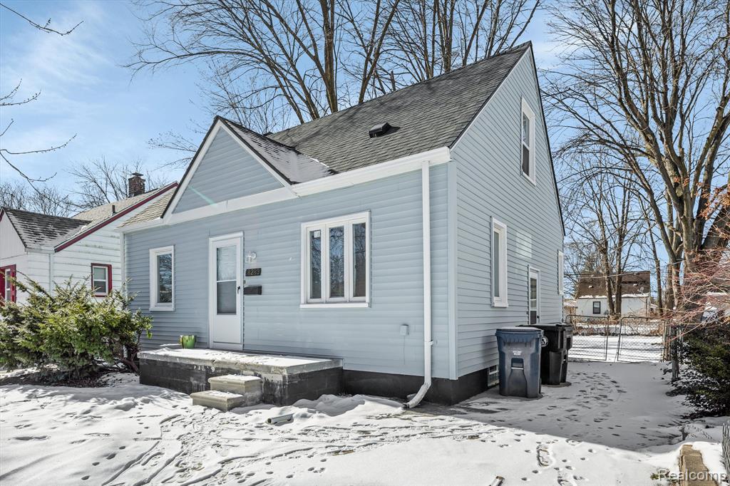 18283 Garfield Redford, MI 48240 - Photo 4 of 24