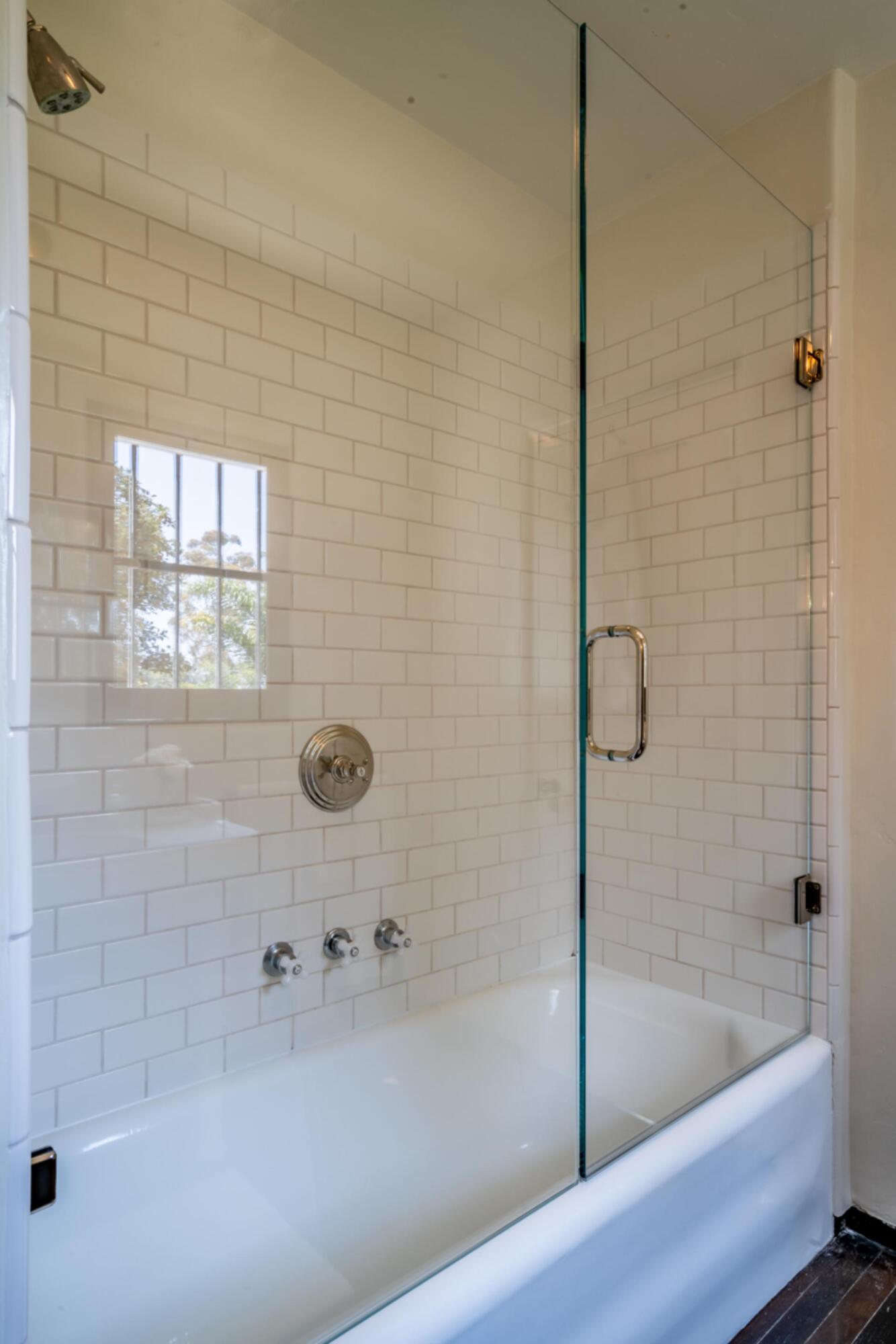 1098 Golf Road Montecito, CA 93108 - Photo 46 of 62 a bathroom with a tub